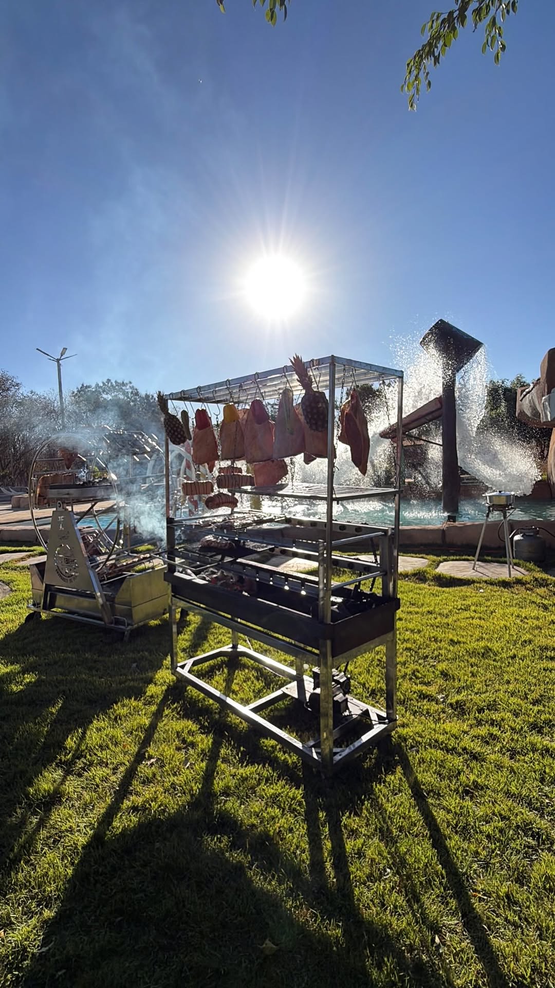 Estrutura de fogo de chão montada em fazenda a céu aberto.