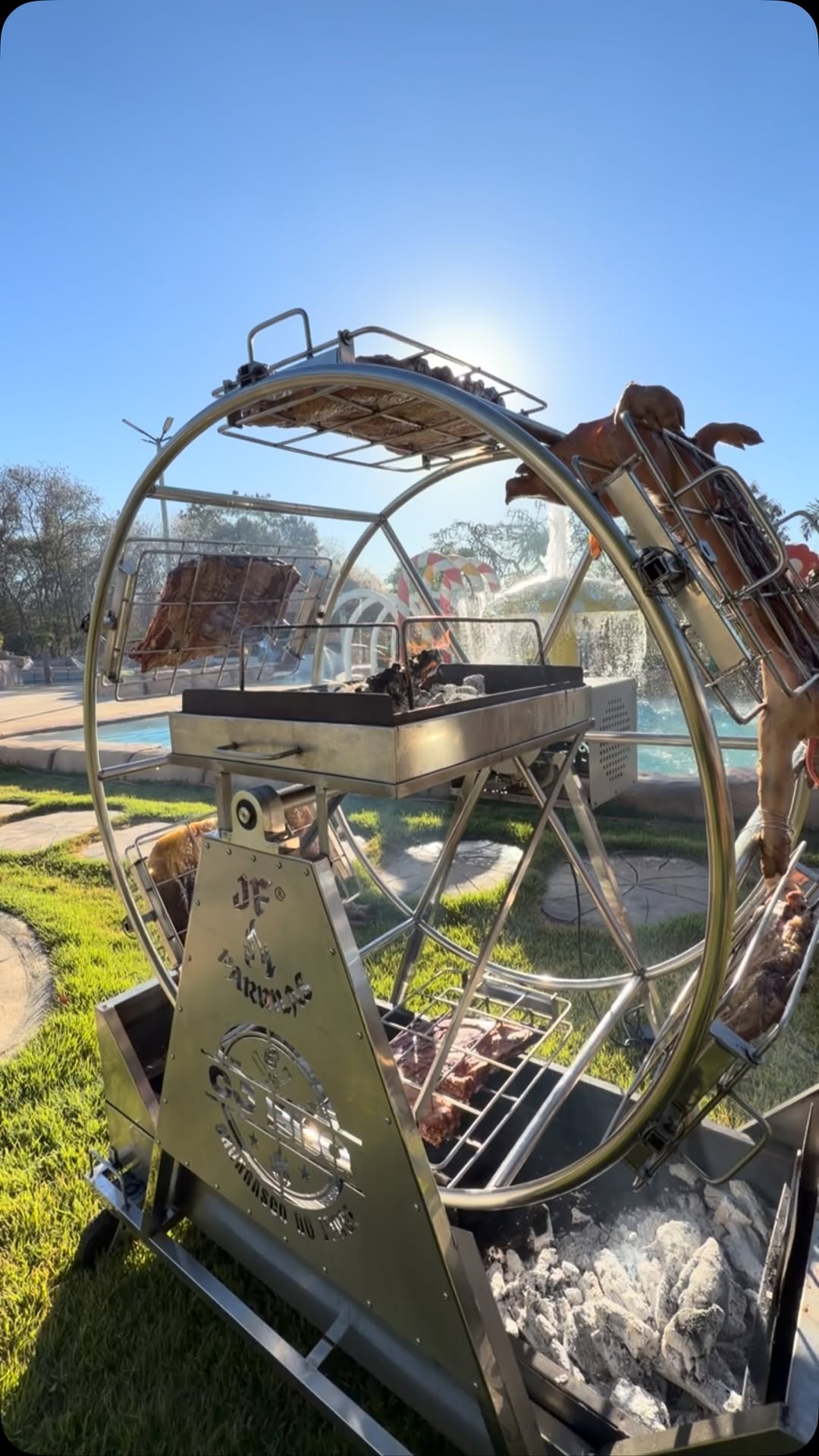 Estrutura de churrasco montada à beira de uma piscina para evento particular.